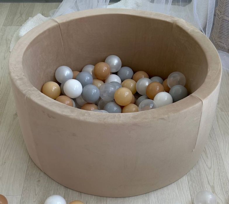 Басейн з кульками