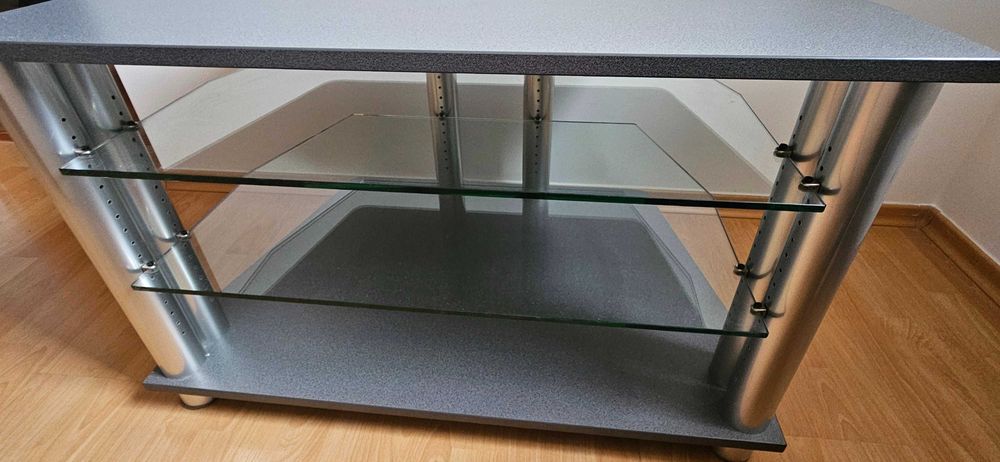 Stolik o wymiarach 89 x 59 x 56