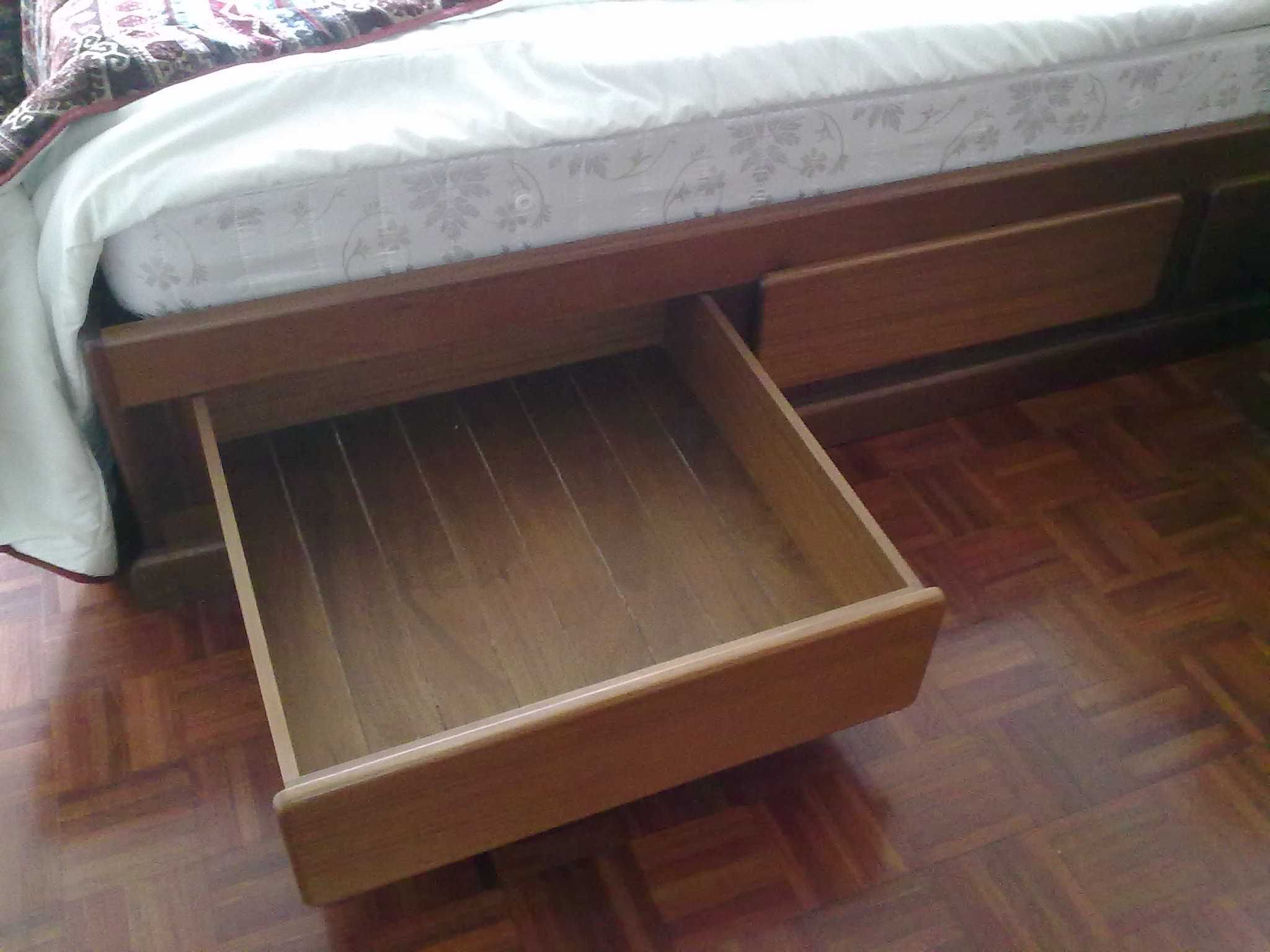 Mobília de quarto completa em madeira nobre