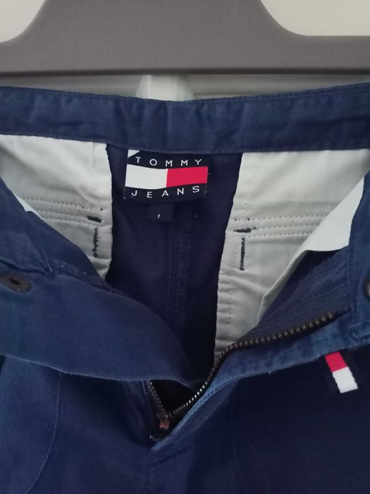 Spodnie z materiału Tommy Hilfiger z kolekcji Tommy Jeans Girl.