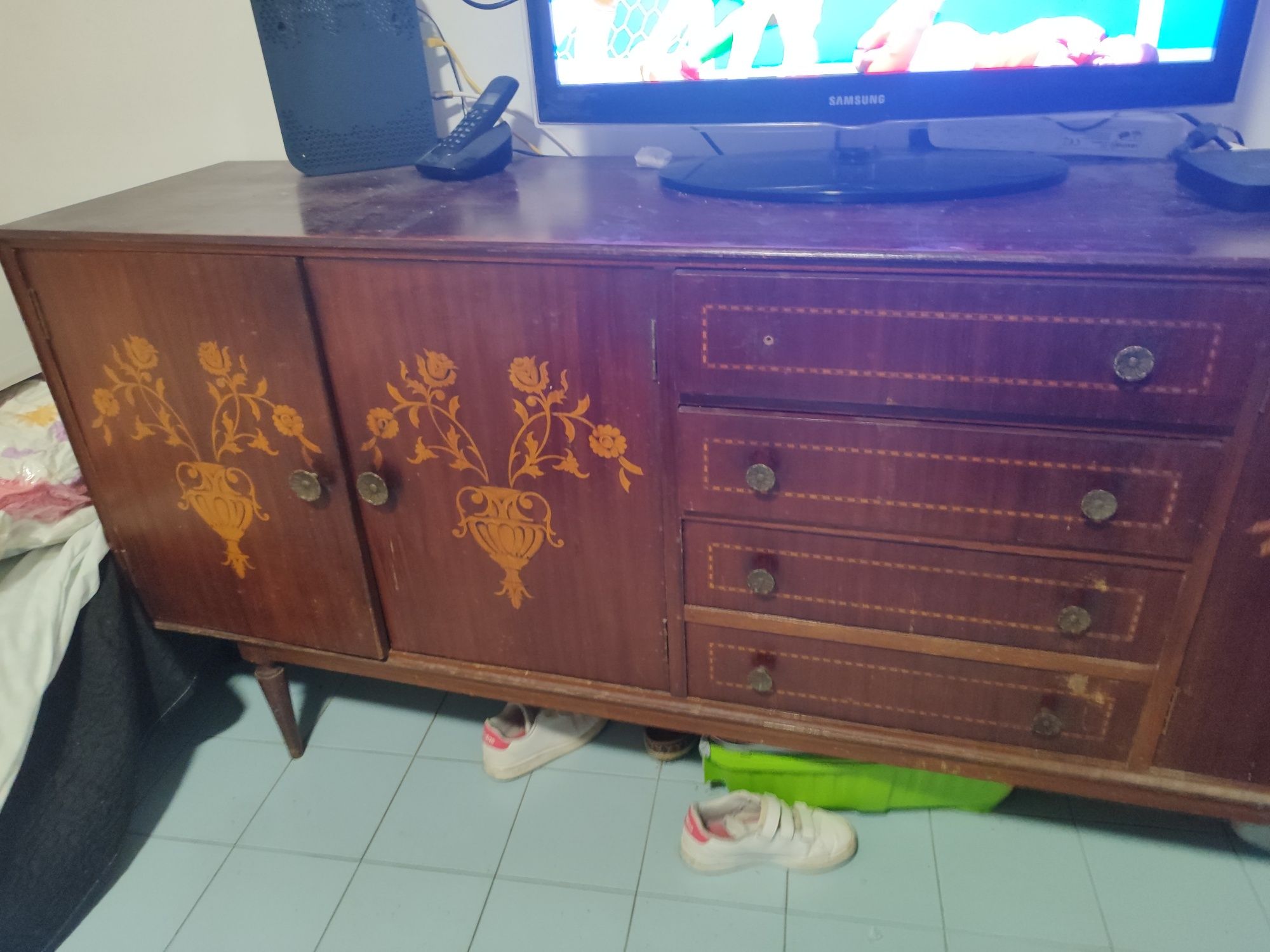 Armário vintage com pequenos toques. Urgente