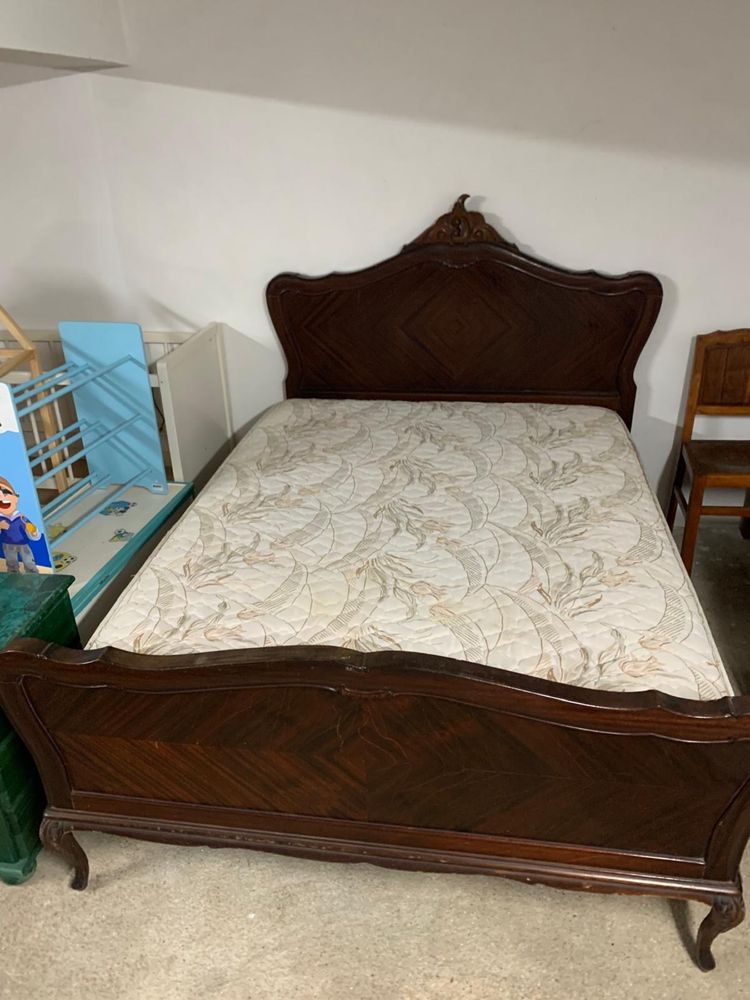 Cama de casal em madeira