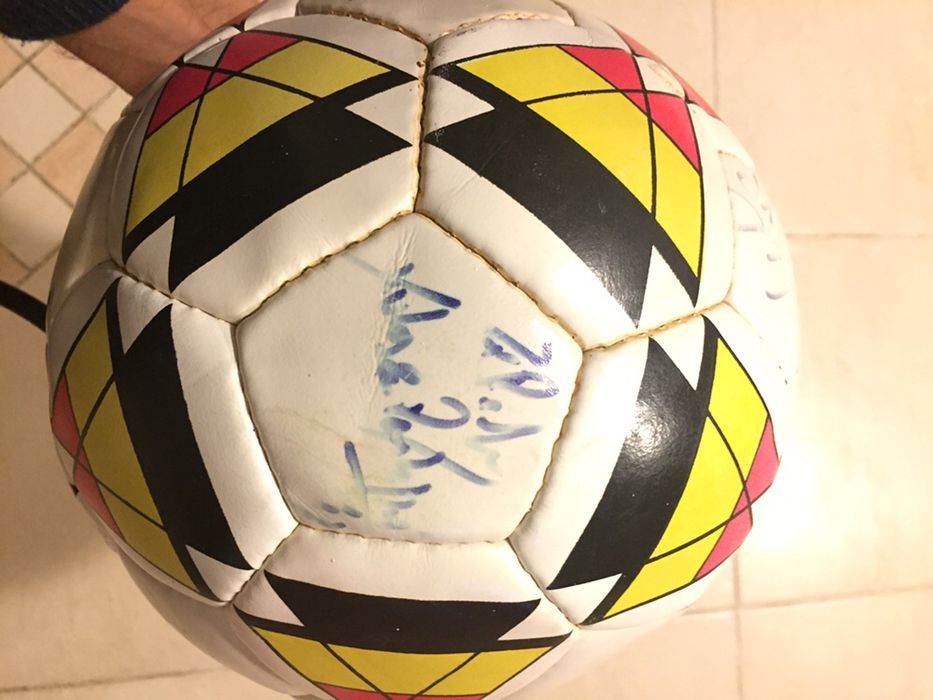Bola Futebol assinada pelos Xutos e Pontapés
