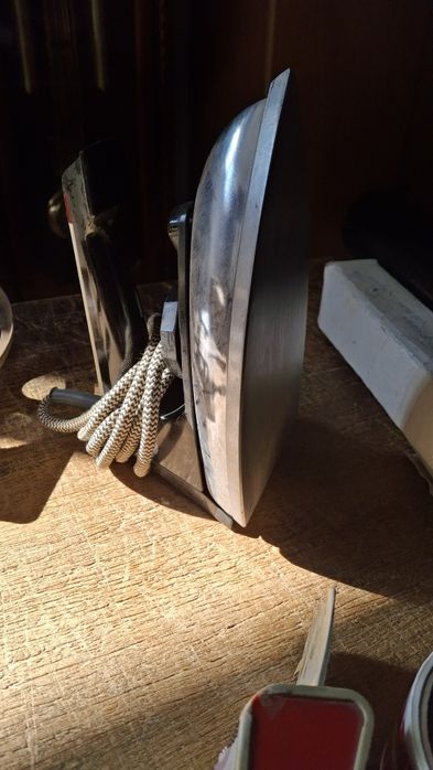 Żelazko PRL z podstawką