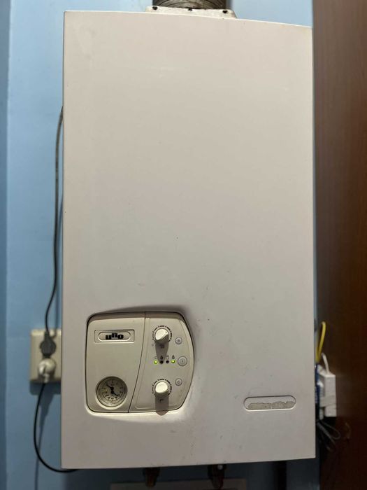 Газовий Турбированный  дымоходный котел Ariston Uno 24 квт