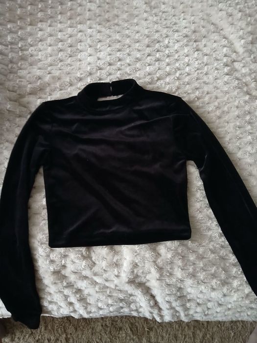 Чорний топ  велюровий з вирізом на спині