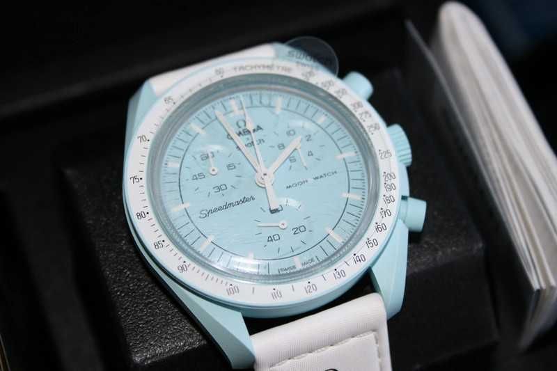 Omega x Swatch SO33L100 Uranus – Mroźny Klimat w Designie