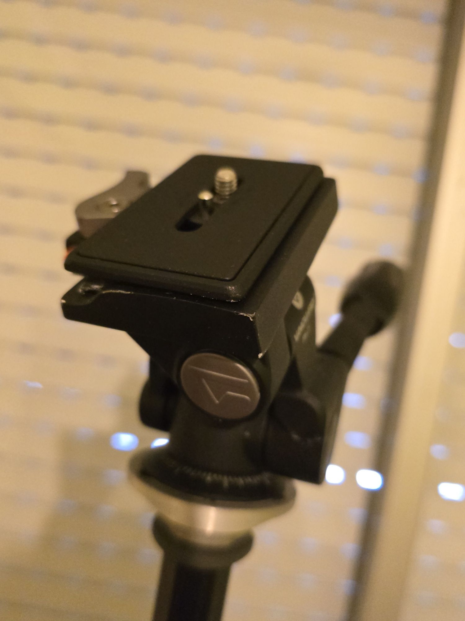 Tripé Manfrotto MT294A3 + cabeça