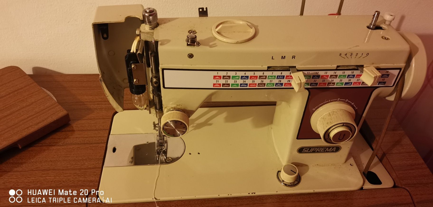 Vendo máquina de costurar e bordar.