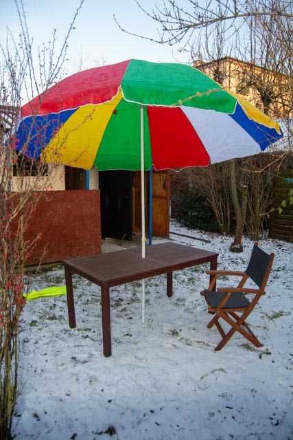 meble ogrodowe (stół, 4 krzesła, duży parasol)