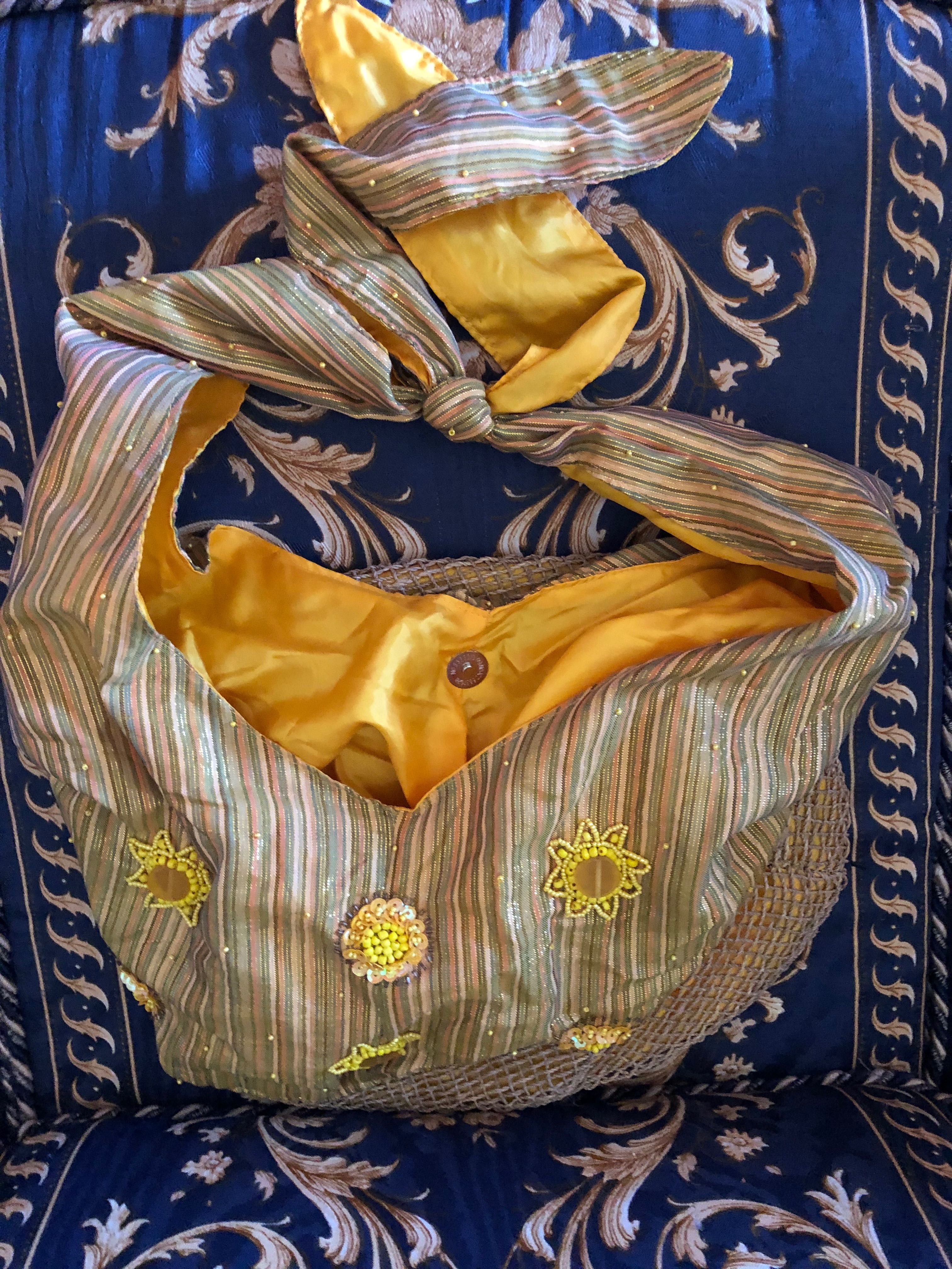 Mala de tecido amarelo e dourado