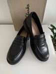 Skórzane loafersy Clarks