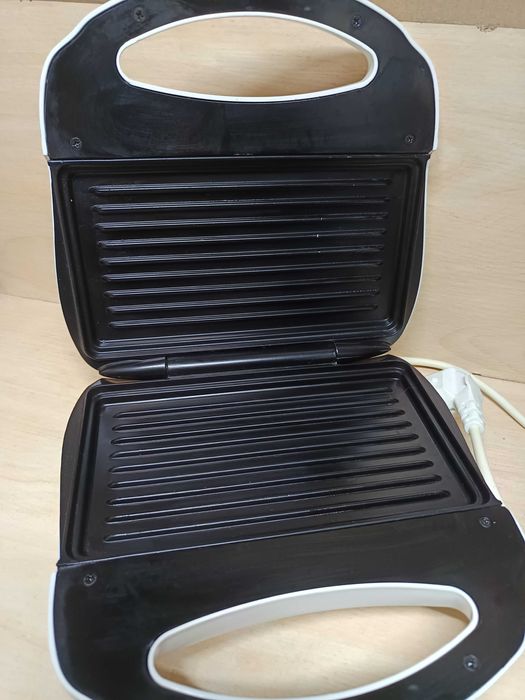 Бутербродниця, тостерниця.