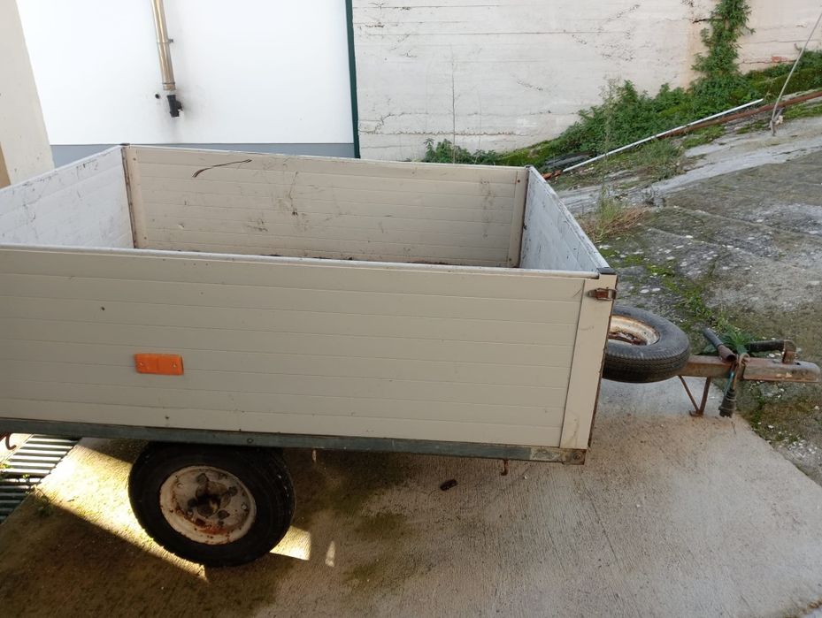 Reboque atrelado automóvel