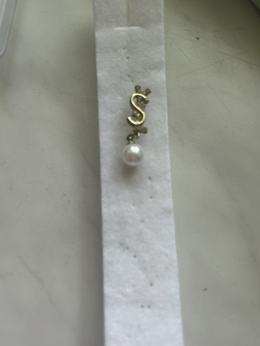 Złote kolczyki wiszące z Perełką