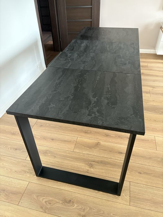 Stół rozkładany z metalowymi nogami