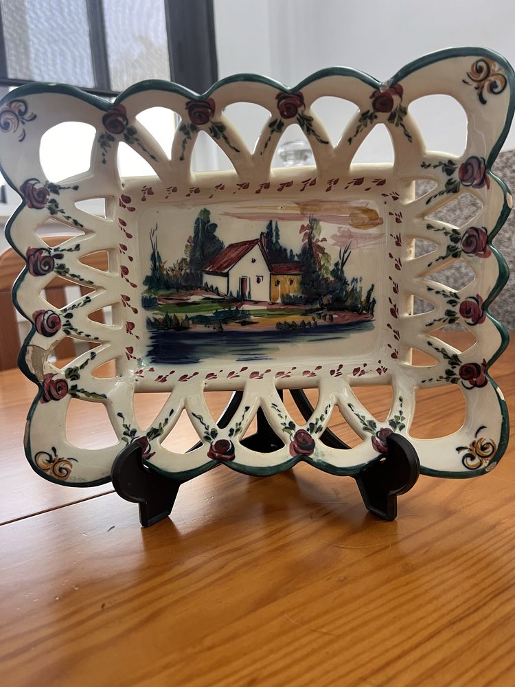 Travessa decorativa em cerâmica de Alcobaça – pintada à mão