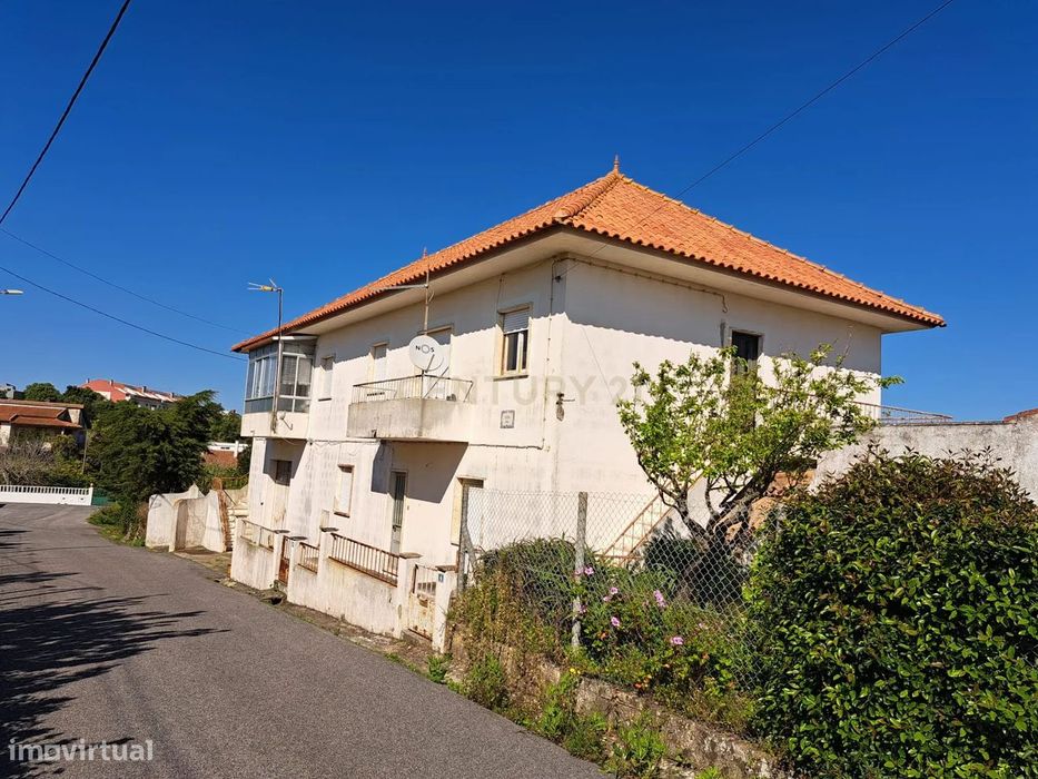 Prédio com 3 apartamentos T2 em zona de campo a 5 minutos de Alhandra