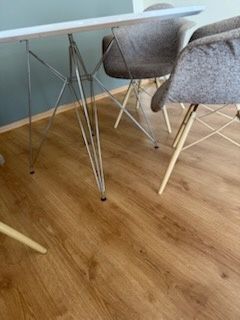 Stół okrągły z krzesłami, fotelami