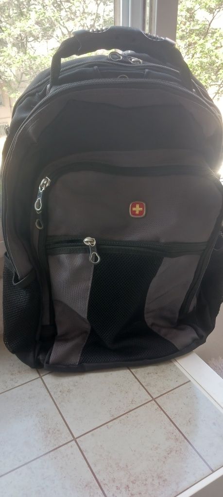 Mochila grande,comprada na Suíça