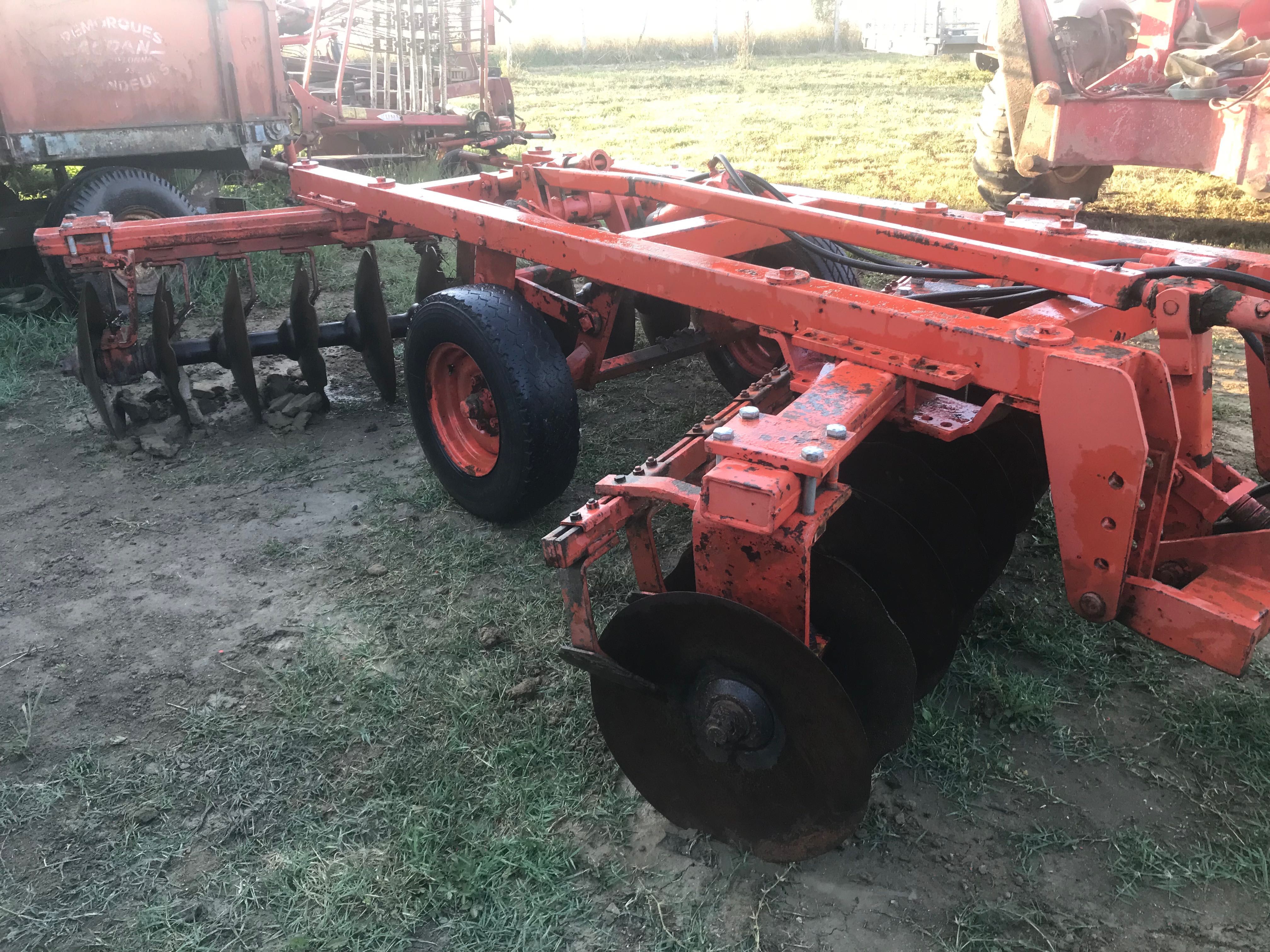 Juntador de fenos,grade de discos,compressor