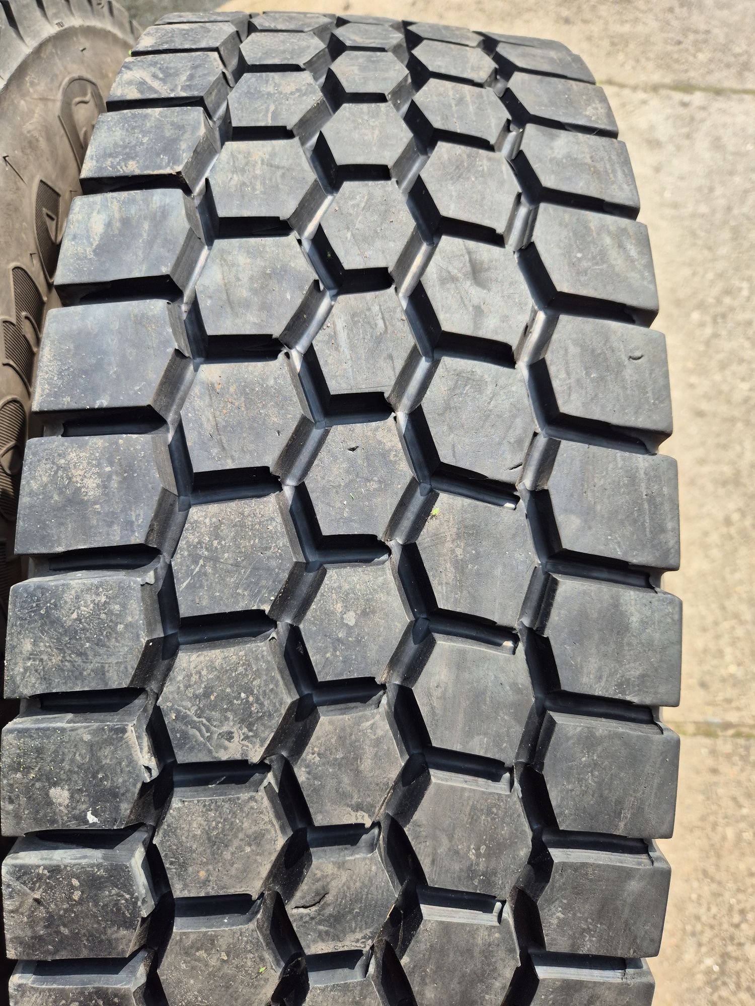Opony 265/70r19.5