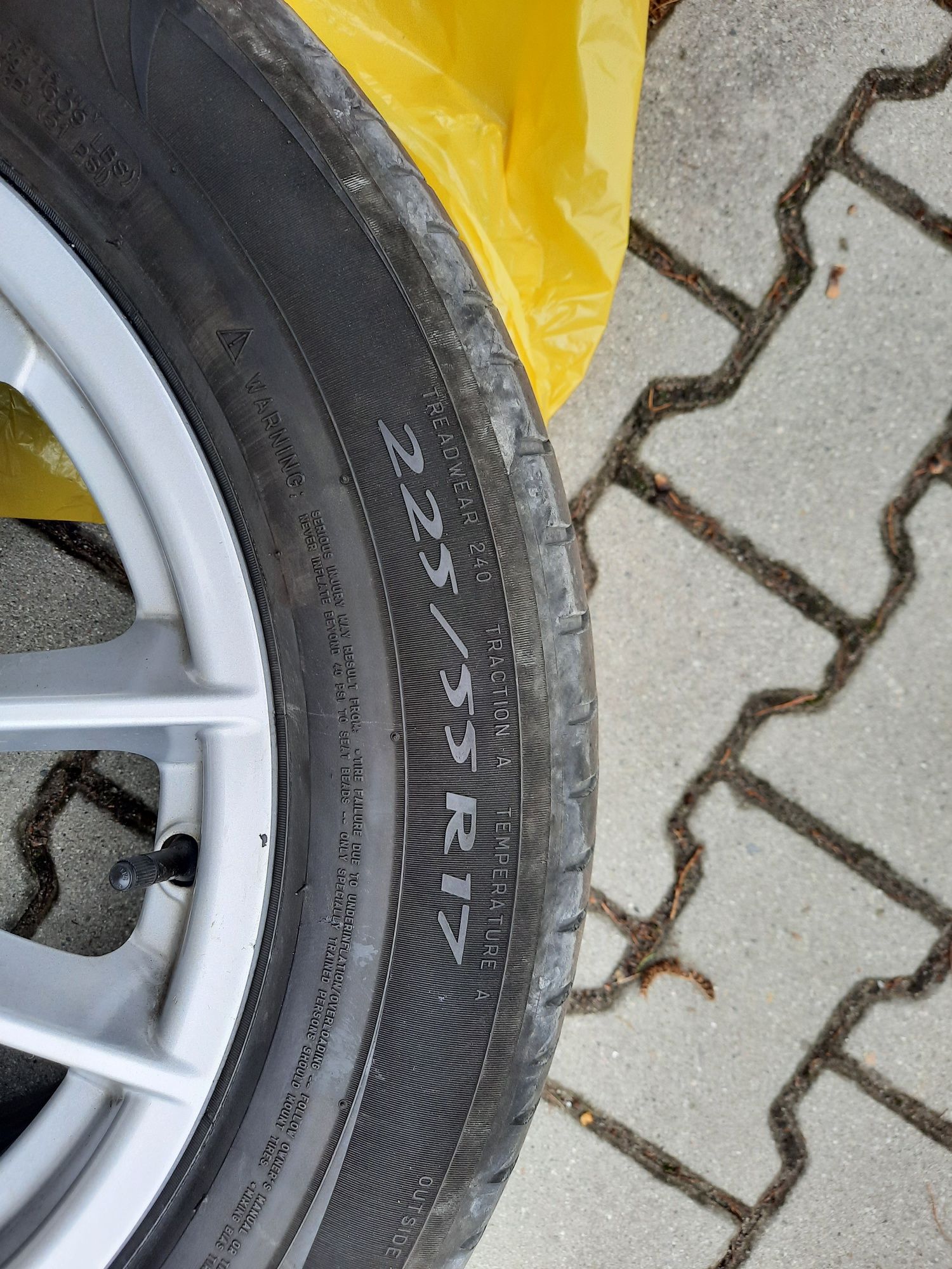 Oryginalne alufelgi BMW wzór V618 z letnimi oponami MICHELIN