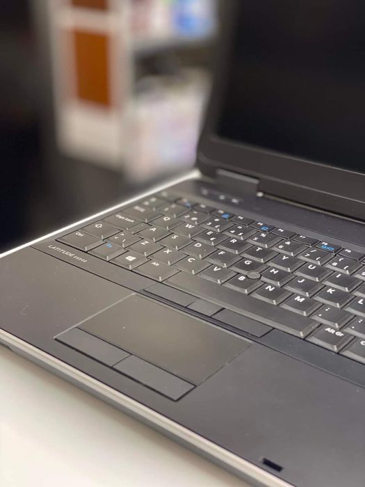 Ноутбук  Dell в ідеальному стані