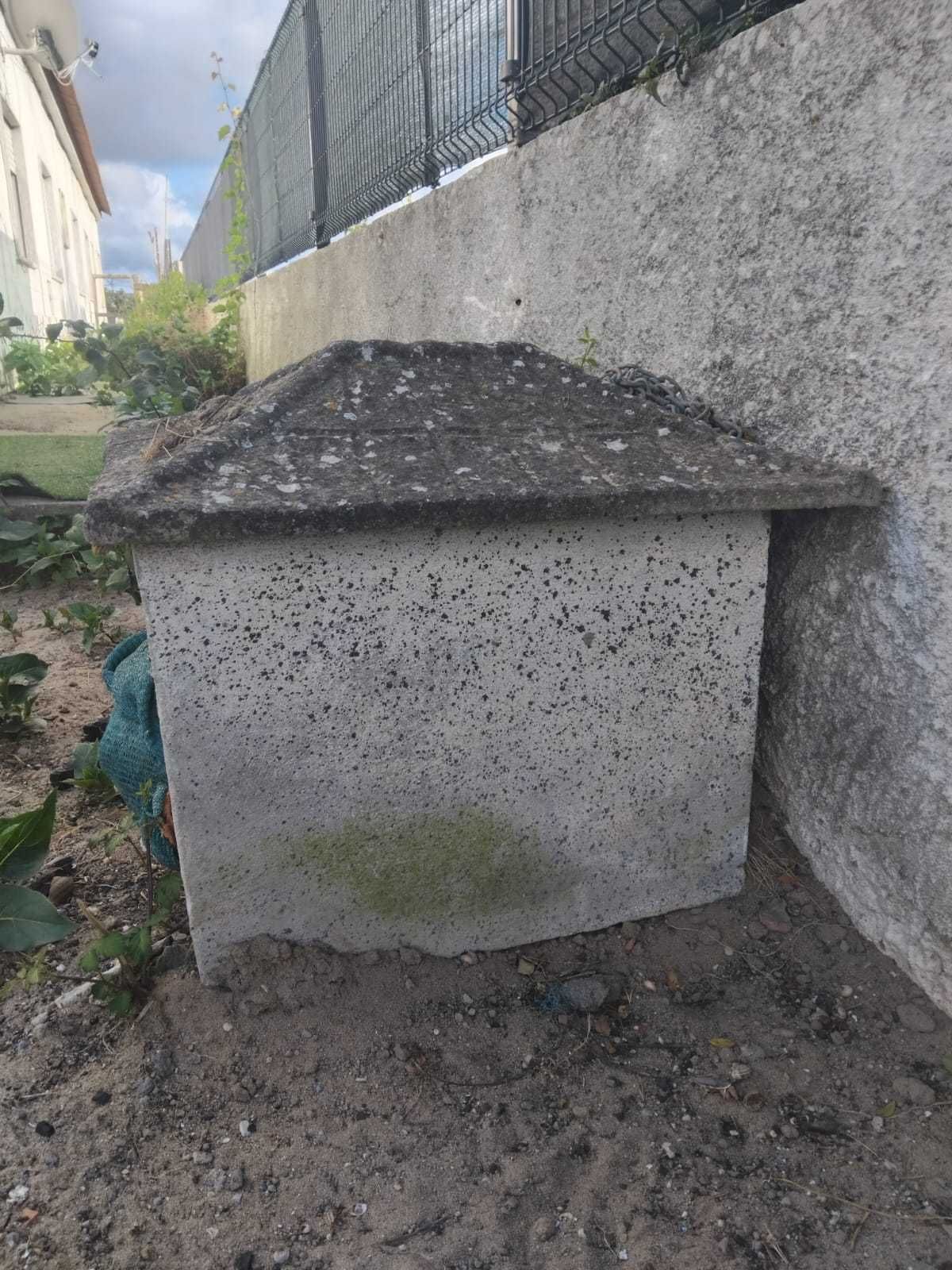 Casota para cão em cimento, impecável.