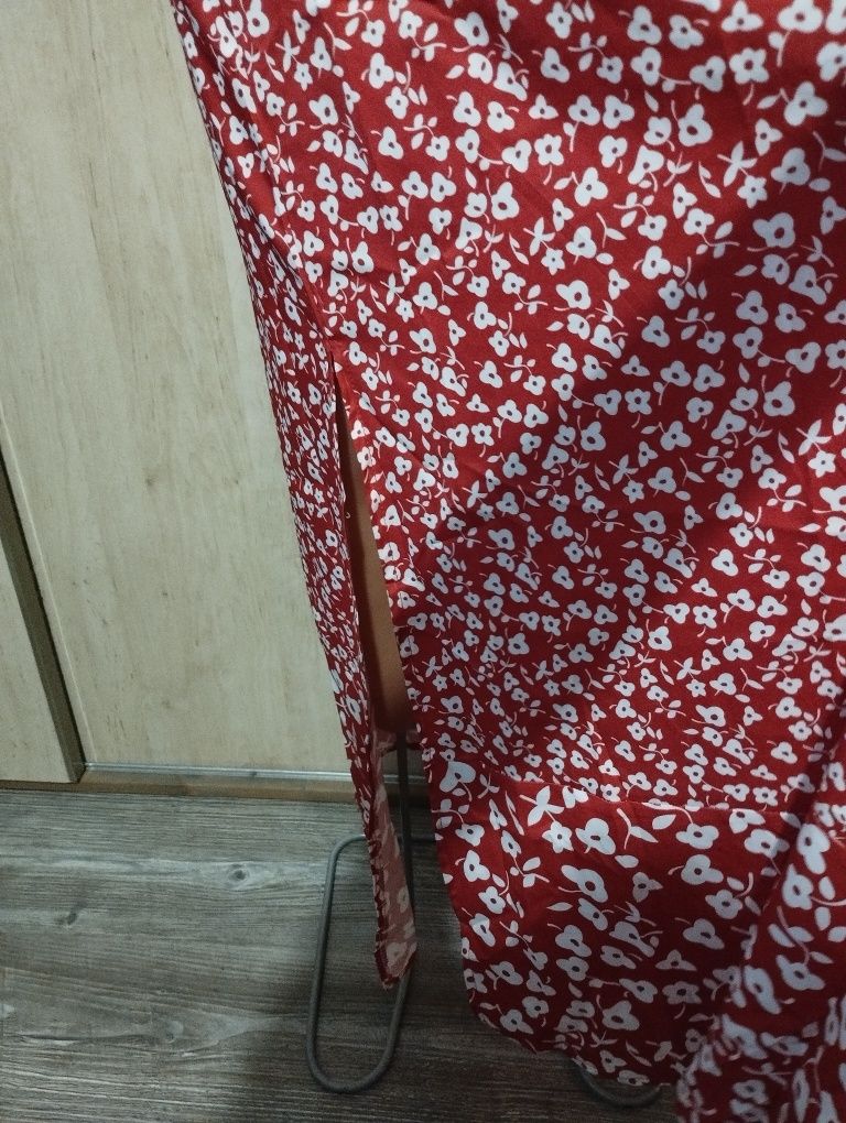 Piękna długa,kwiecista czerwona sukienka w kwiaty, r. L,XL.