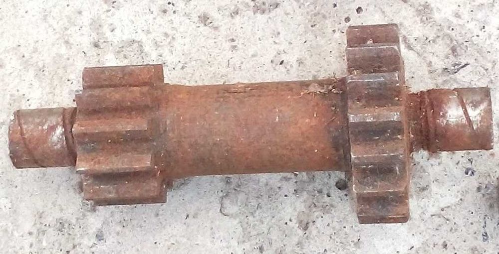 Блок шестерен мопеда и шестерни мотоцикла.