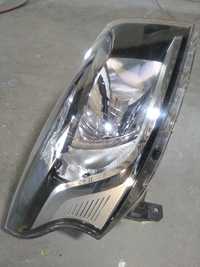 Farol direito de origem Renault Trafic 2016.