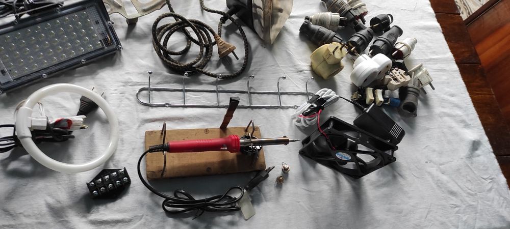 Світлодіодний ліхтар фонар електроніка утюг праска тройнік світильник