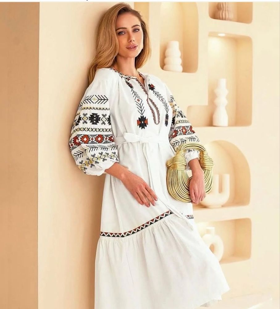 Жіночі вишиті сукні.