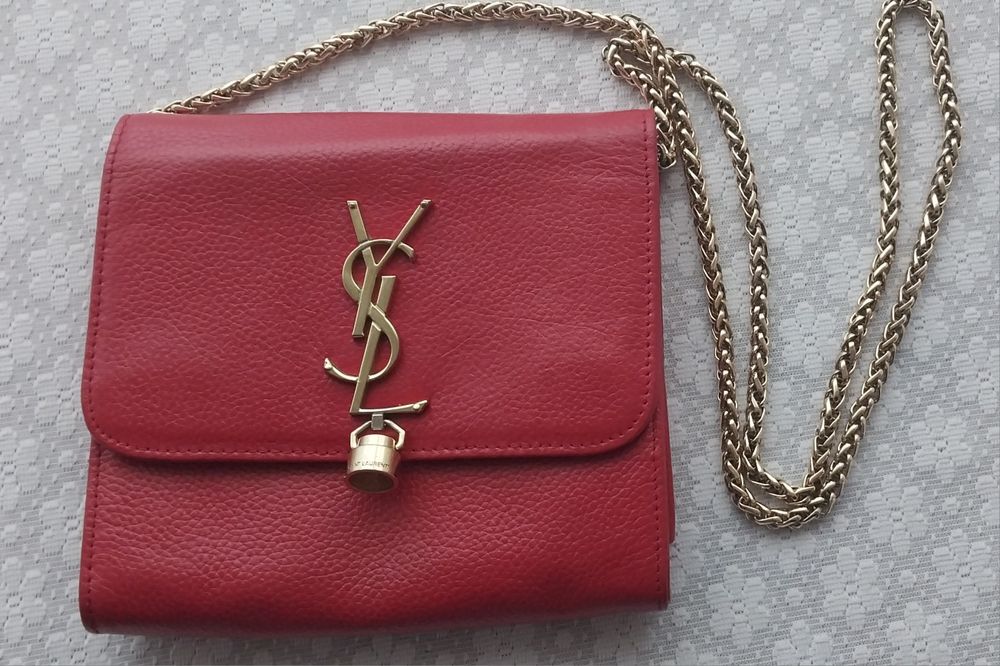 Клатч Saint Laurent Monogram Cassandre червоного кольору.