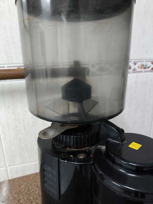 Máquina de Café Profissional com Moinho