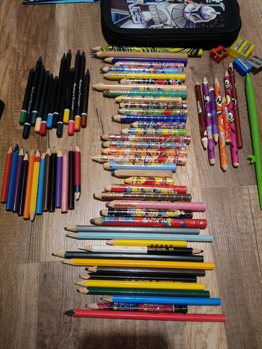 Kredki dwa piórniki, rolki papieru, kreda, farba