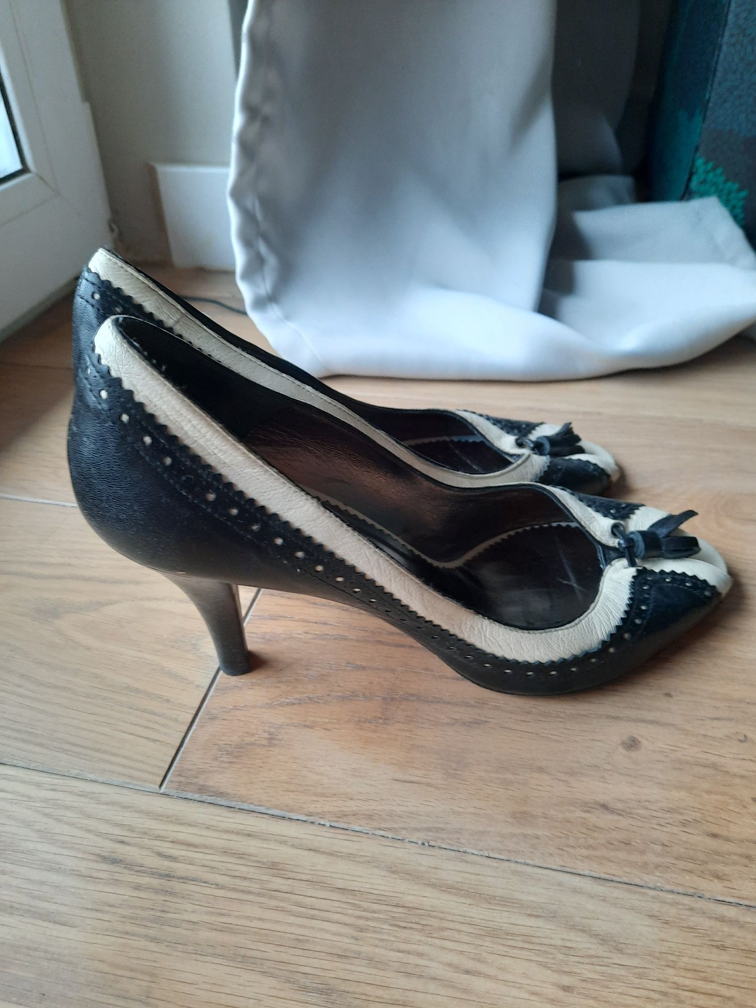 Piękne retro szpilki Massimo Dutti 40