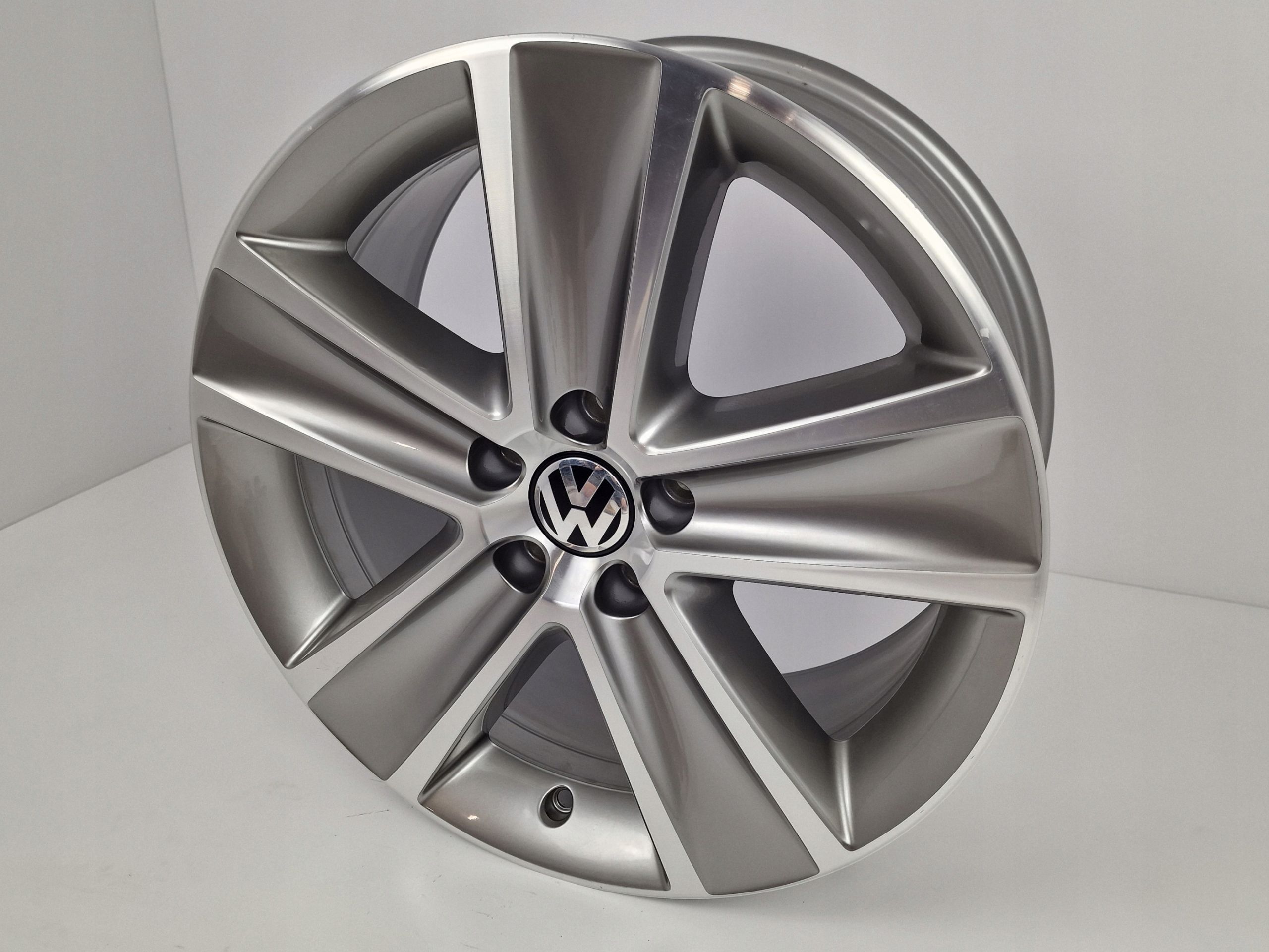 ORYGINALNA Felga Volkswagen 18" 8,0" ET 44 5x112 3C0.601.025.AP Passat