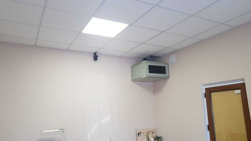 Будівля на фасаді дороги під комерційну діяльність: магазин, СТО, тощо