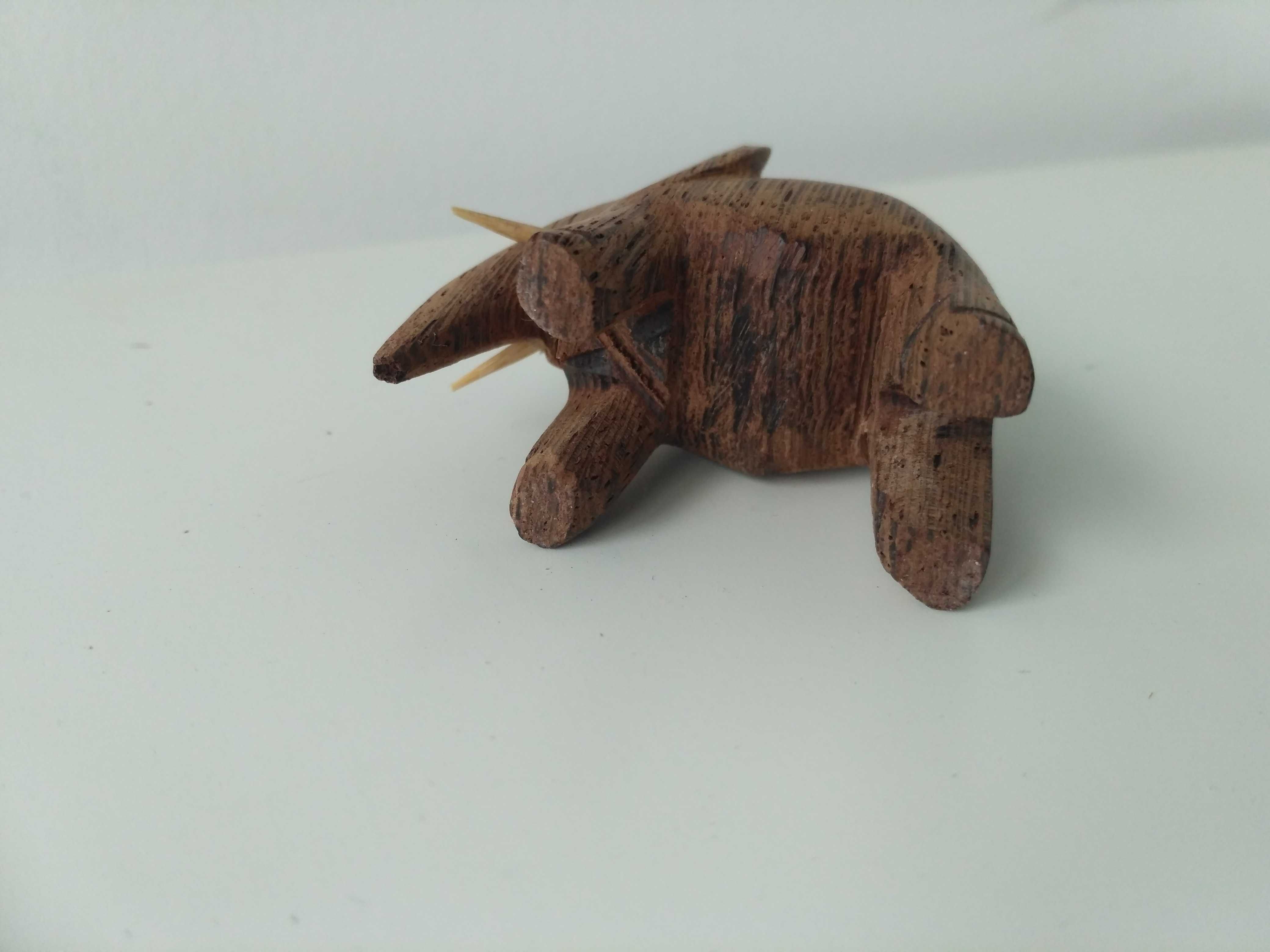 Mały drewniany słoń stojący - wysokość 4,5 cm