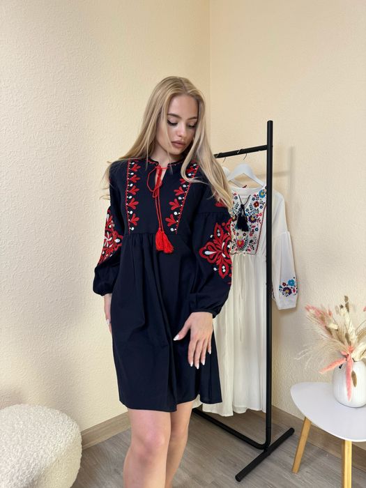 Вишиванка міді, темно-синя сукня