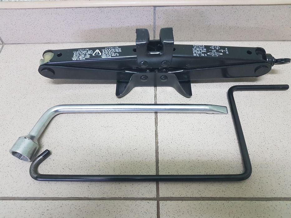 Toyota Rav 4 Corolla Avensis Camry Yaris Highlander Домкрат з ключами