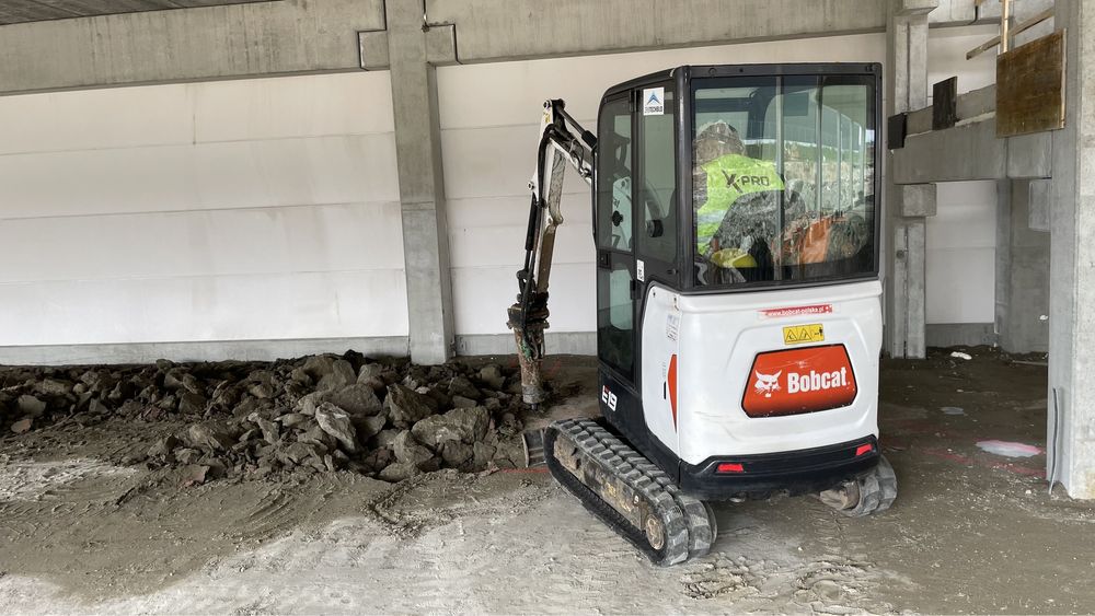 Wykopy, przyłącza. Usługi minikoparką Bobcat E19 + młot wyburzeniowy