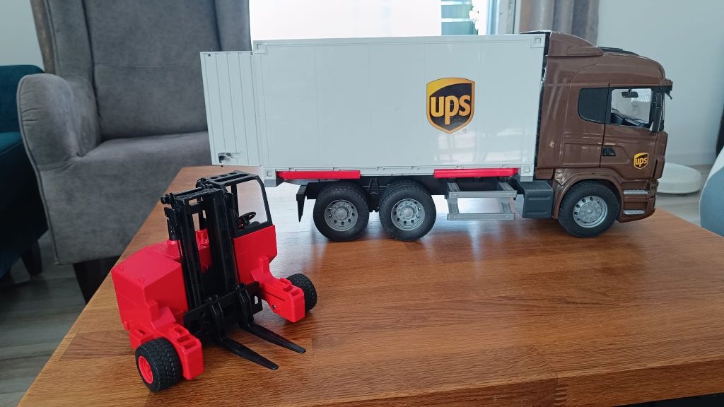 Bruder 3582 Logistic Scania UPS z wózkiem widłowym