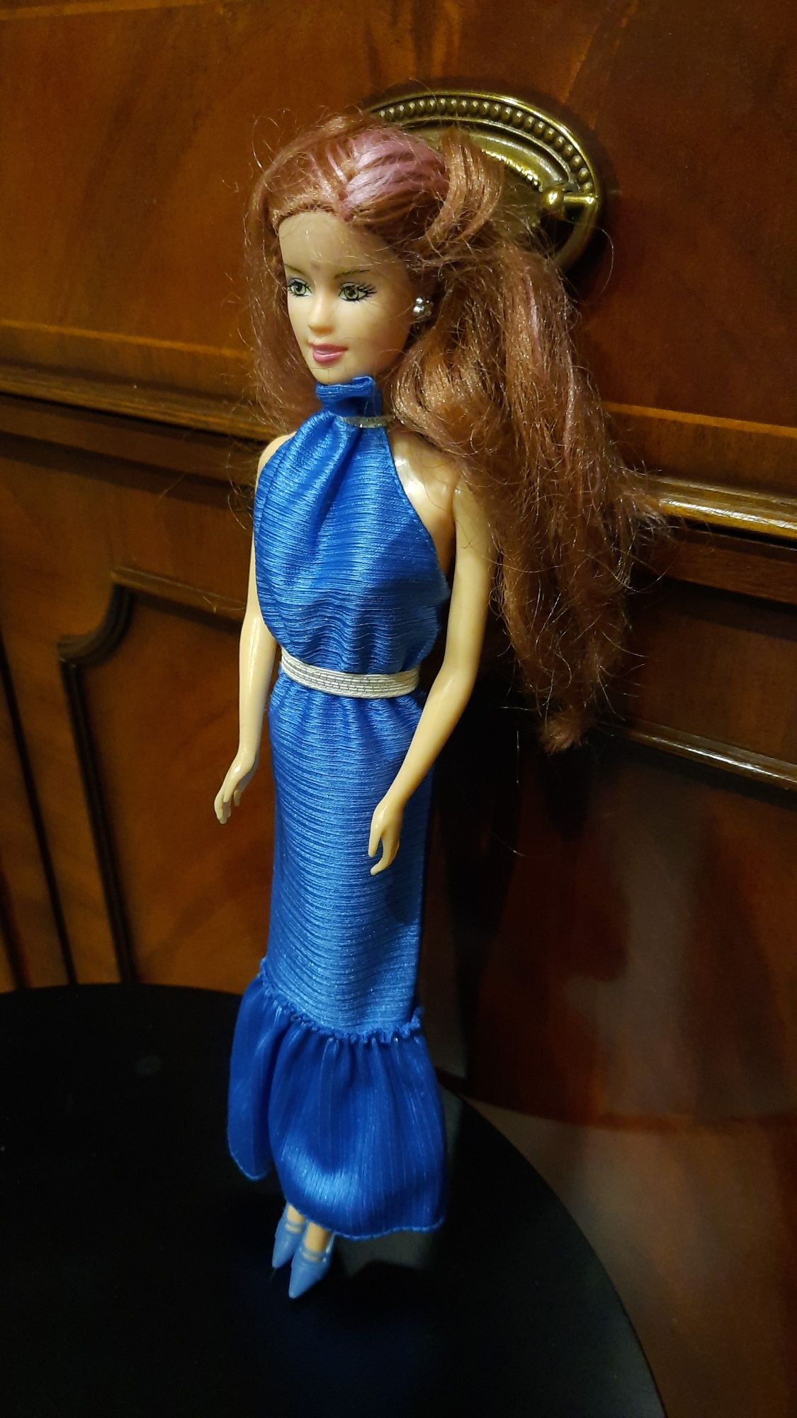 Lalka w niebieskiej sukni