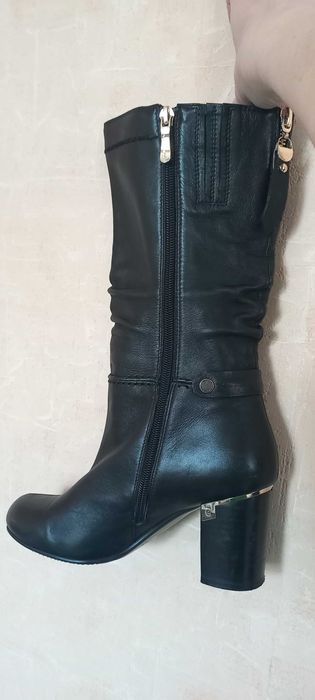 Продам женские сапоги