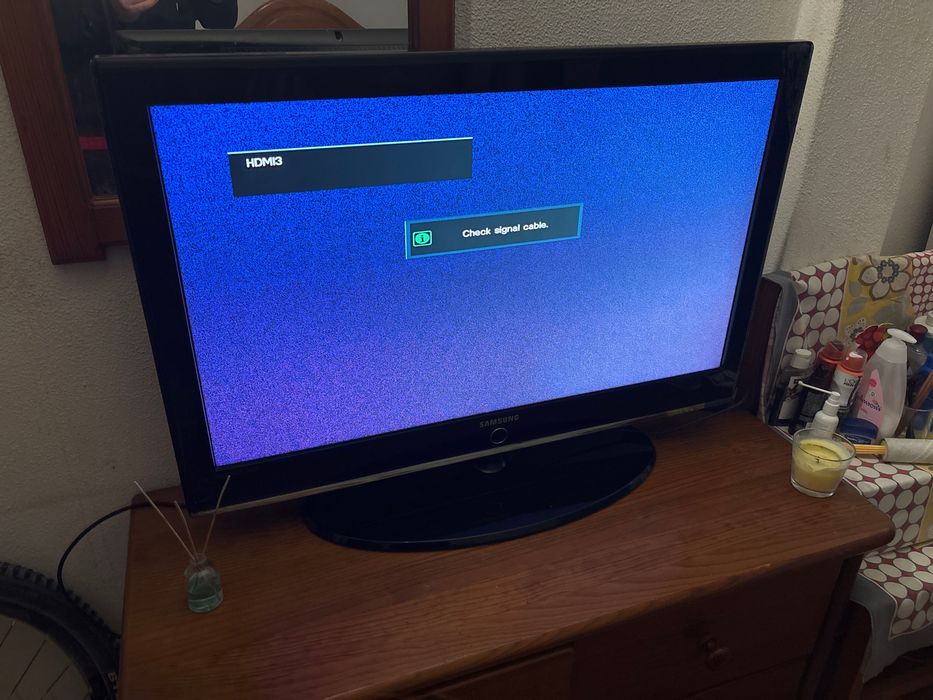 Samsung 42” TV – FOR PARTS (Screen Damaged) but still working