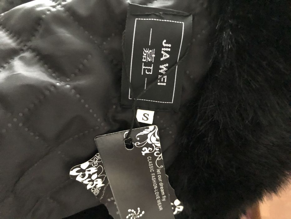 Чорна жіноча шуба