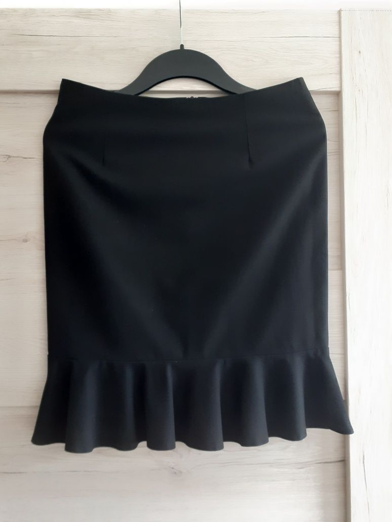 Czarna spódnica z falbaną. Elegancka i kobieca. Mohito - 36